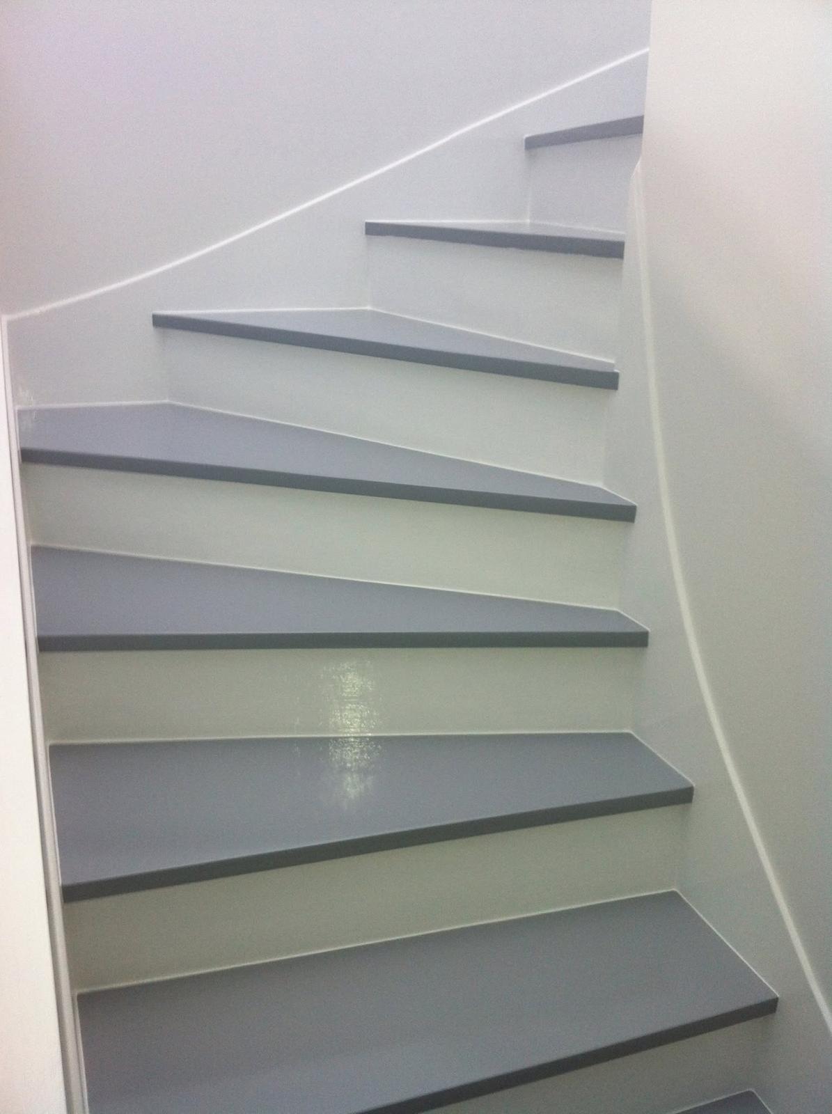 Escalier laqué gris