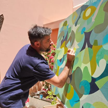 Artisan A KASA réalisant une peinture décorative en Algarve