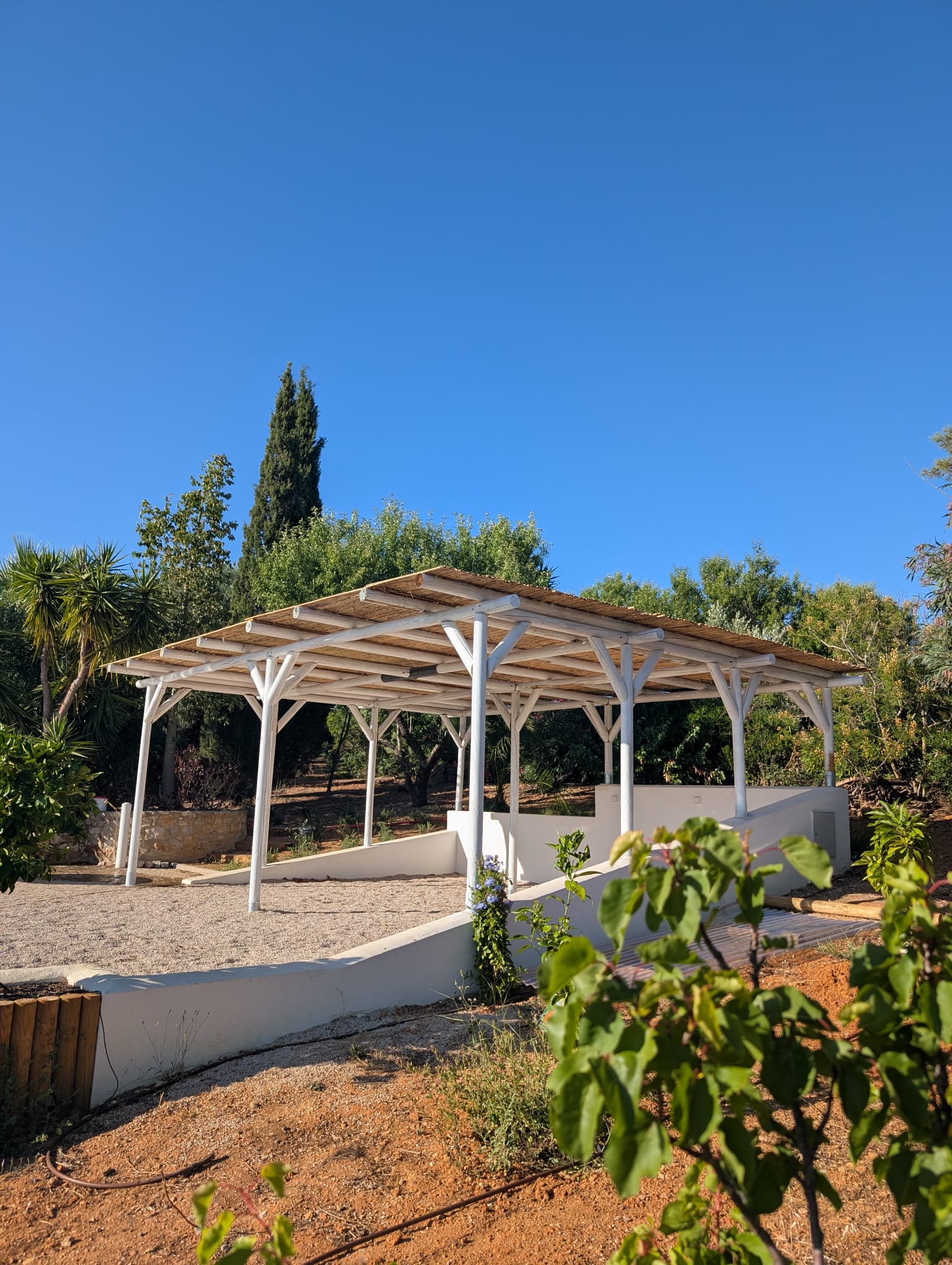 Pergola blanche sur terrasse jardin